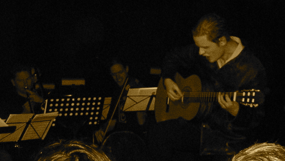 Elvis framför 'Du är bara en rymdhund' med Kaj på fiol i bakgrunden och en oidentifierad person på trombon.