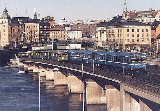 Bron mellan Gamla stan och Slussen fr ngra r sedan. Denna bro har 5 spr. Det r 2 trafikspr i varje riktning och ett extraspr i mitten.
