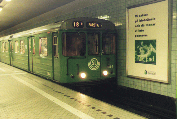 En grn C-vagn vid station Htorget